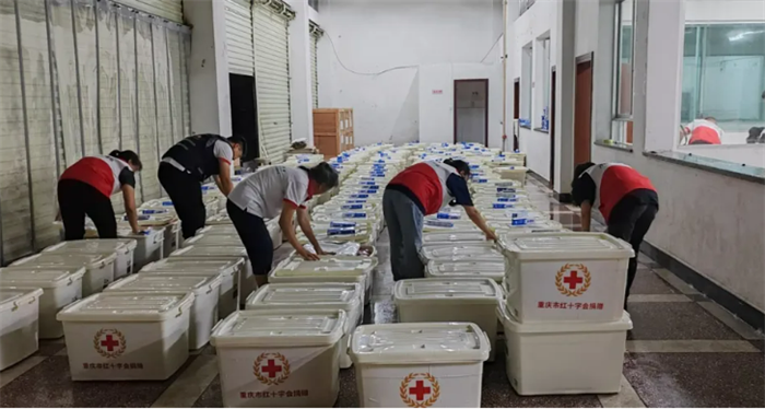 紅十字志愿者緊急調(diào)配賑濟(jì)家庭箱。紅十字會供圖