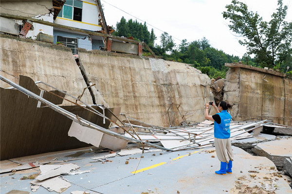 秦蜀蕓檢查貓爪子滑坡點(diǎn)的情況。云陽(yáng)縣融媒體中心供圖