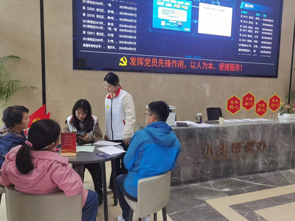 “小北幫您辦”的服務(wù)人員正在用平板填寫資料。渝北不動(dòng)產(chǎn)登記中心供圖