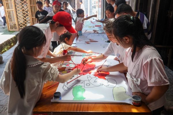 百米繪卷活動。重慶電子科技職業(yè)大學供圖