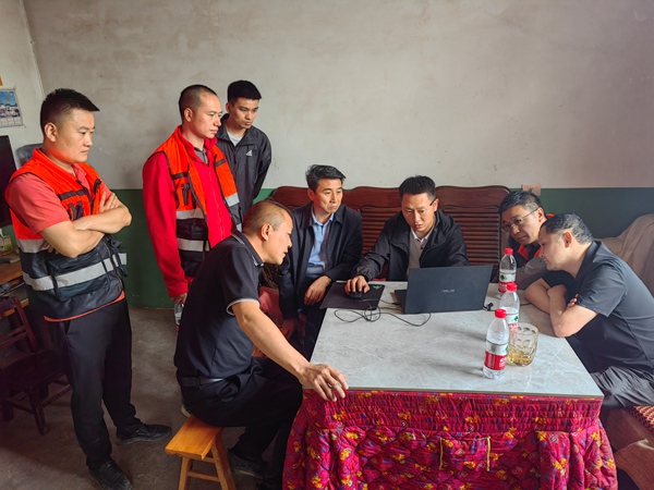 《緊急磋商》。5月8日，南川區(qū)山王坪鎮(zhèn)山王坪村3組發(fā)生滑坡險(xiǎn)情，南川區(qū)規(guī)劃和自然資源局地環(huán)站站長(zhǎng)張旭（右二）、南川區(qū)規(guī)劃和自然資源局副局長(zhǎng)王江海（右四）、山王坪鎮(zhèn)鎮(zhèn)政府副鎮(zhèn)長(zhǎng)王勇（右五）、地質(zhì)災(zāi)害先期處置專(zhuān)家胡明軍（左二）及駐守隊(duì)員等有關(guān)人員在現(xiàn)場(chǎng)開(kāi)緊急磋商會(huì)議。李鋒俊攝