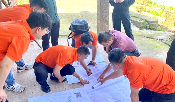 《山頂上的識(shí)圖者》。5月13日，市地防中心組織專家組，由盧丙清(右二)帶隊(duì)對(duì)川東南勘察公司豐都縣1比10000地質(zhì)災(zāi)害精細(xì)化調(diào)查項(xiàng)目野外工作進(jìn)行指導(dǎo)，并對(duì)項(xiàng)目中存在的難點(diǎn)進(jìn)行答疑。徐騰攝