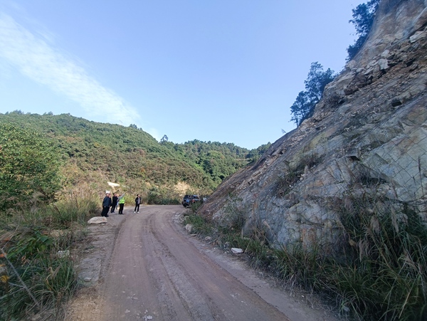 《立于危巖之下》。2023年11月初，永川區(qū)臨江鎮(zhèn)大水溝不穩(wěn)定斜坡發(fā)生局部崩塌，雖然防護(hù)網(wǎng)發(fā)揮作用將崩落石塊兜住，但安全隱患一直存在。為保障過往車輛行人生命財產(chǎn)安全，永川區(qū)規(guī)劃和自然資源局多次來到危巖下方協(xié)商處置方式，盡早消除隱患。 黃捷攝