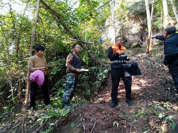 《坡上“小課堂”》。2023年12月初，永川區(qū)金龍鎮(zhèn)燈坪村發(fā)現(xiàn)危巖垮塌隱患，幸運的是崩落碎石未破壞房屋，未出現(xiàn)人員傷亡情況。永川區(qū)規(guī)劃和自然資源局地災(zāi)防治工作人員在現(xiàn)場向周邊群眾講解危巖崩塌的成因及影響范圍，以及日后的監(jiān)測方法、防范措施等知識，讓地災(zāi)防治知識更加入腦入心。黃捷攝