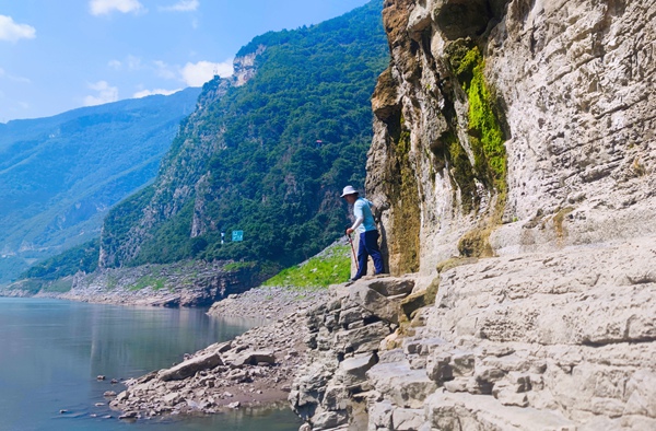 《行走于懸崖峭壁間》。2023年7月，涪陵烏江邊，南江地質(zhì)隊駐守工程師田正熙小心翼翼行走在懸崖峭壁間，調(diào)查烏江沿線巖體劣化和地質(zhì)災(zāi)害情況。向棋攝