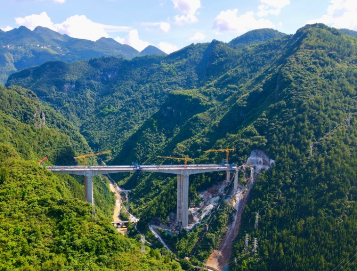 巫云開高速鳳凰特大橋合龍。重慶高速集團(tuán)供圖