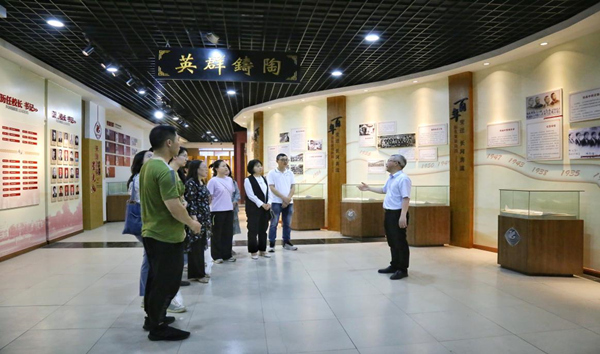 校史館講解學(xué)習(xí)。梁平中學(xué)供圖