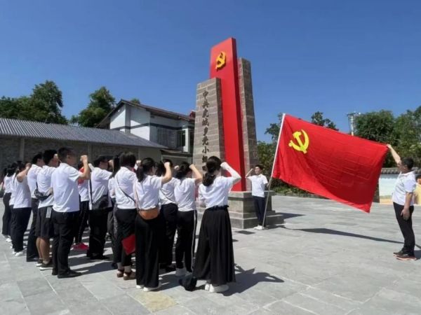 黨支部主題黨日活動(dòng)。實(shí)驗(yàn)小學(xué)供圖