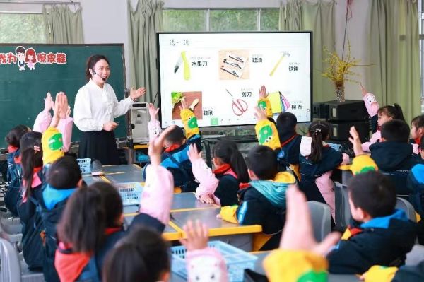 教師參加勞動(dòng)教育優(yōu)質(zhì)課競(jìng)賽。實(shí)驗(yàn)小學(xué)供圖