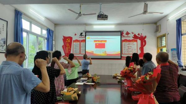 宣讀入黨誓詞。柏家鎮(zhèn)中心小學供圖