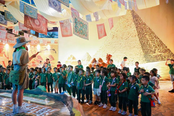 專業(yè)講解員在講解古埃及文明的知識(shí)。融創(chuàng)海世界供圖