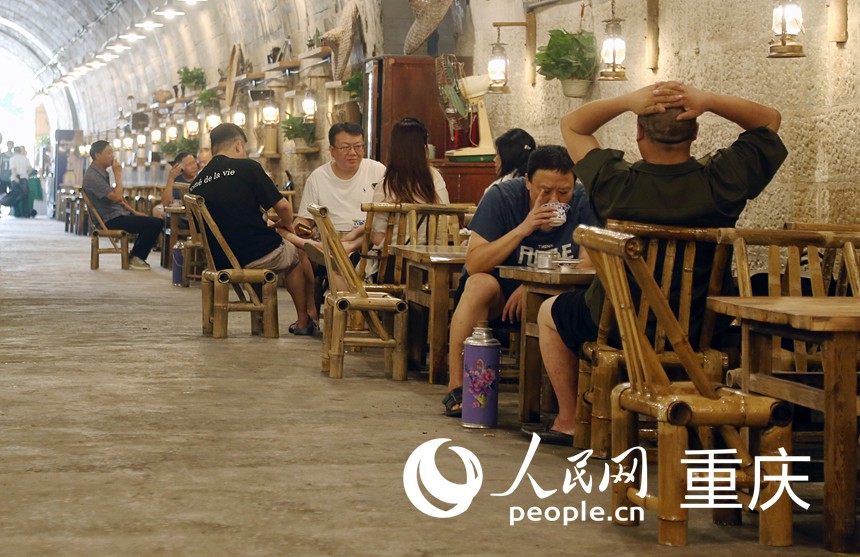 重慶市民在渝北區(qū)一防空洞茶館喝茶納涼。人民網(wǎng)記者 馮文彥攝