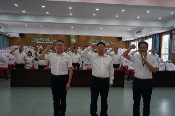 重溫入黨誓詞。奉節(jié)縣三臺(tái)小學(xué)校供圖