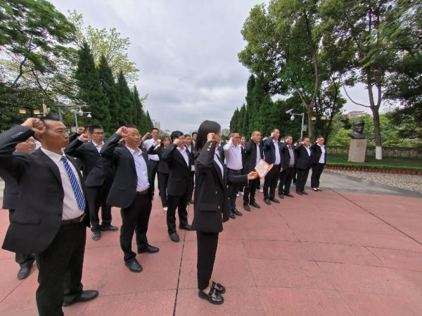 黨員干部重溫入黨誓詞。潼南實(shí)驗(yàn)中學(xué)供圖