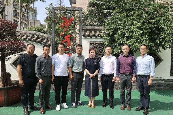 黨建統(tǒng)領“1+N”強基計劃雁陣學校書記合影。合川區(qū)涼亭子小學供圖