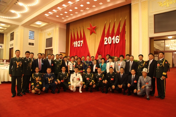 部分全國愛國擁軍模范單位代表合影。合川區(qū)涼亭子小學供圖