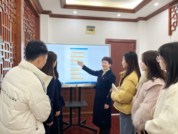 研討教師發(fā)展性評價系統(tǒng)。合川區(qū)涼亭子小學供圖