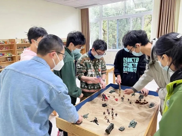 心理團(tuán)隊(duì)輔導(dǎo)。合川中學(xué)供圖