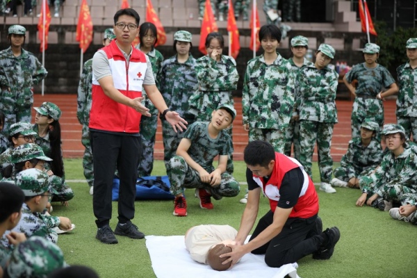 《急救與包扎》市級(jí)精品選修課程。合川中學(xué)供圖