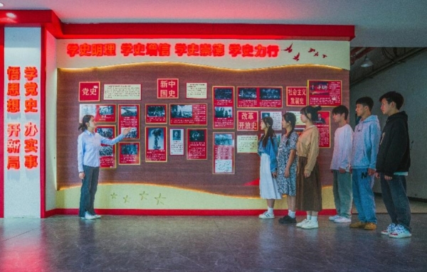 黨建文化長廊。育才職教中心供圖