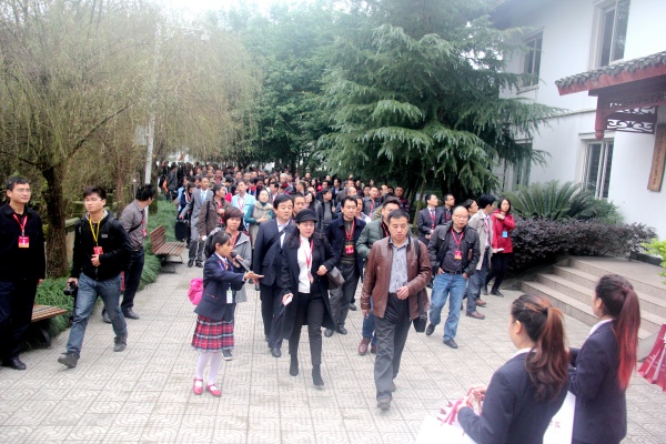 育才學(xué)校導(dǎo)游小先生向全國700余名嘉賓講解陶行知的故事。合川育才學(xué)校供圖