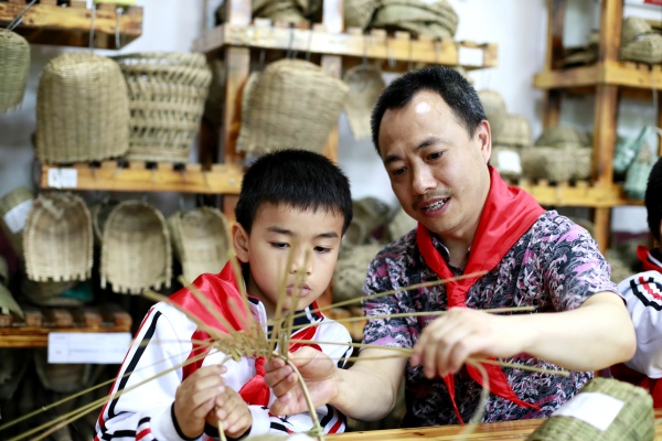 《竹編》生活教育課程。合川育才學(xué)校供圖
