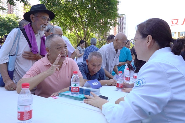 口腔義診。渝北區(qū)市場監(jiān)管局供圖