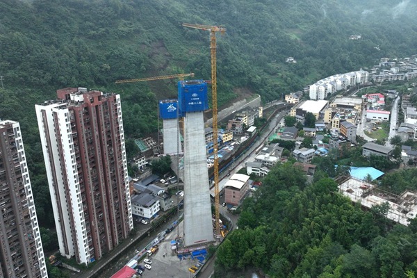 西渝高鐵繆家梁特大橋項(xiàng)目現(xiàn)場(chǎng)。建設(shè)方供圖