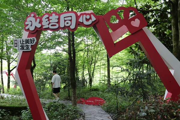 公園游覽步道等處都設(shè)計了福彩公益文化宣傳。重慶福彩供圖