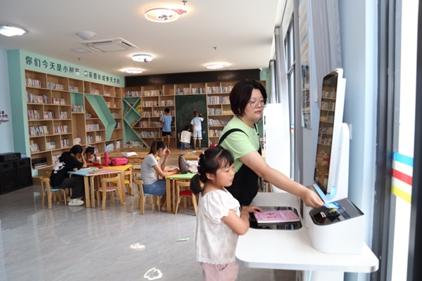 社區(qū)居民刷社?？ń钑Ｖ貞c市人力社保局供圖