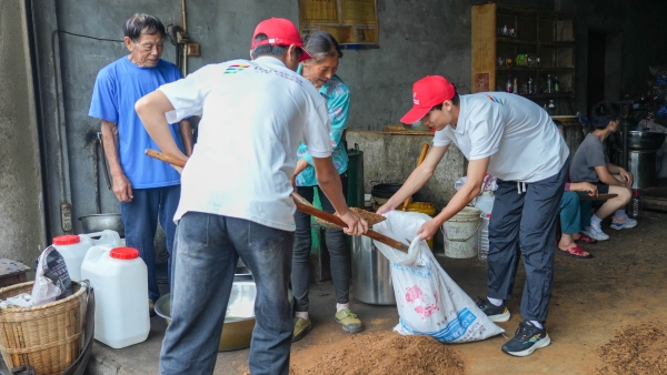 實(shí)踐團(tuán)成員體驗(yàn)榨油工序。重慶電子科技職業(yè)大學(xué)供圖