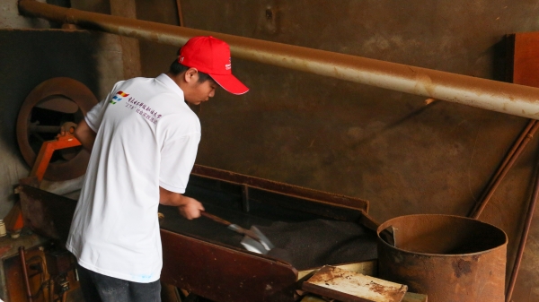 實(shí)踐團(tuán)成員體驗(yàn)榨油工序。重慶電子科技職業(yè)大學(xué)供圖