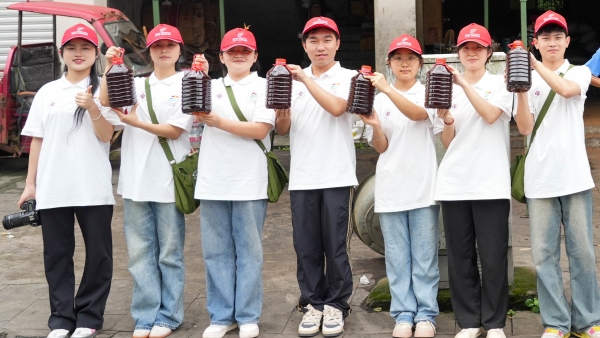 實(shí)踐團(tuán)成員展示榨油成果。重慶電子科技職業(yè)大學(xué)供圖