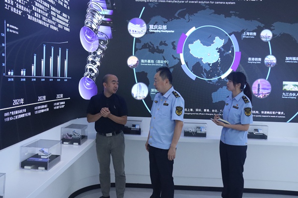 渝北區(qū)市場監(jiān)管局負(fù)責(zé)人深入企業(yè)解難紓困。渝北區(qū)市場監(jiān)管局供圖