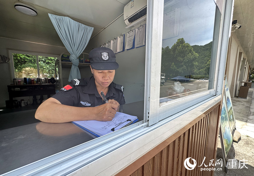 蔣尚芬在景區(qū)保安崗?fù)ぶ凳亍Ｈ嗣窬W(wǎng)記者 劉政寧攝