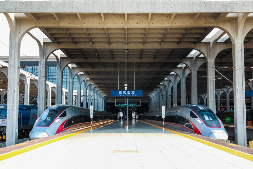 渝昆高鐵兩趟試運(yùn)行動(dòng)車組?？吭谥貞c西站站臺。李文航攝