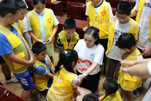 急救技能培訓(xùn)活動(dòng)現(xiàn)場(chǎng)。重慶醫(yī)科大學(xué)附屬第二醫(yī)院供圖