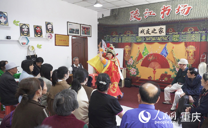 臺下觀眾聚精會神觀看演出。人民網(wǎng)記者 劉祎攝