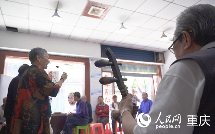 舞臺下方，琴師忘情地演奏配樂。