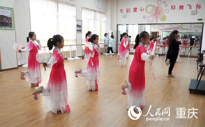 兩江云頂小學地川劇社團延時課堂上，前北碚川劇團演員周潔指導學生川劇。