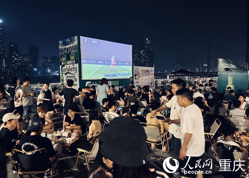 漫·煙火戶外餐吧座無虛席。人民網(wǎng)記者 劉祎攝