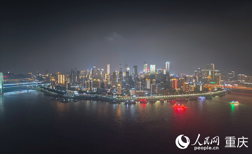 在“城上天幕·樂游觀光塔”看重慶夜景。人民網(wǎng)記者 胡虹攝