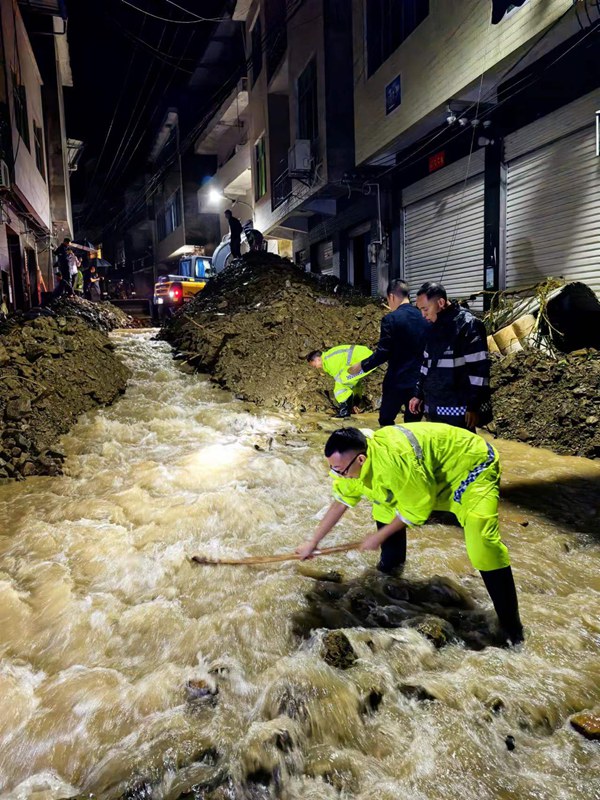 《連夜排險(xiǎn)》。7月11日，巫溪縣田壩鎮(zhèn)場(chǎng)鎮(zhèn)老街發(fā)生泥石流，導(dǎo)致涵洞堵塞，泥石流碎渣可能形成堰塞湖淹沒場(chǎng)鎮(zhèn)老街住戶，造成次生災(zāi)害，情況十分緊急。當(dāng)日21時(shí)，鎮(zhèn)機(jī)關(guān)黨員干部帶隊(duì)，會(huì)同受災(zāi)群眾，在機(jī)械設(shè)備的幫助下開挖臨時(shí)排水溝，排除險(xiǎn)情。張華攝