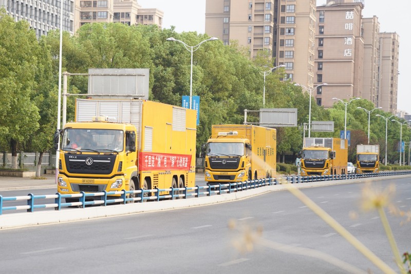 國網(wǎng)湖南電力7臺移動電源車抵達重慶銅梁。顏玲莉攝