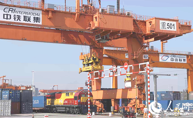 位于重慶國(guó)際物流樞紐園區(qū)的重慶鐵路集裝箱中心站。 人民網(wǎng)記者 劉祎攝