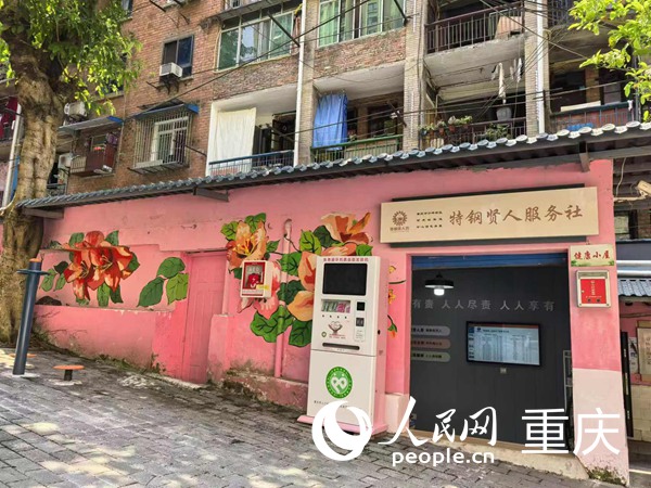 中心灣社區(qū)“花弄里”小區(qū)的涂鴉墻。人民網(wǎng)記者 馮文彥攝