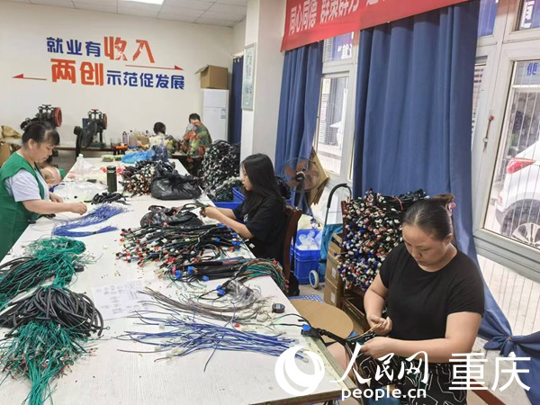 社區(qū)居民在“巧手夢工坊”工作。人民網(wǎng)記者 馮文彥攝