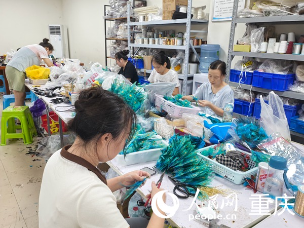 社區(qū)居民在“巧手夢工坊”工作。人民網(wǎng)記者 馮文彥攝