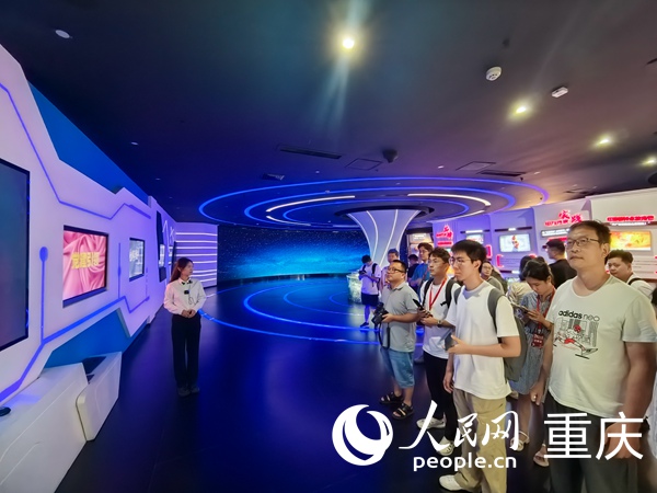 采訪團(tuán)走進(jìn)國(guó)網(wǎng)重慶市南供電公司。人民網(wǎng)記者 馮文彥攝