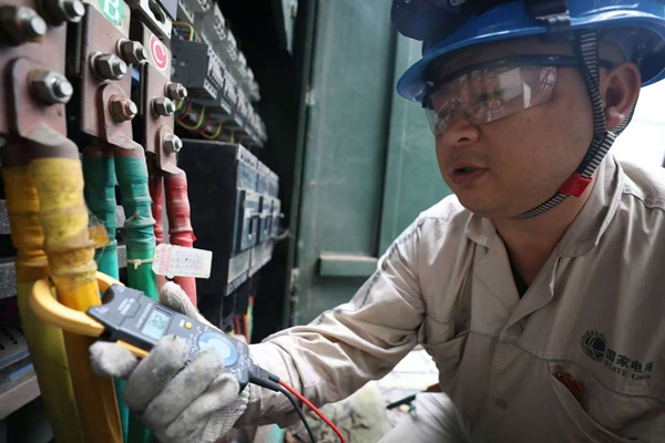 楊孟正在進(jìn)行電力搶修工作。（資料圖）受訪單位供圖